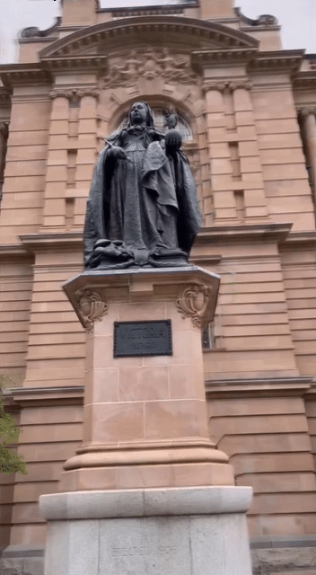 Queen Victoria Monument output